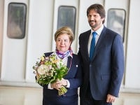 Robert Kaliňák vyznamenal letušku Annu Gorodovovú Robert Kaliňák vyznamenal letušku Annu Gorodovovú