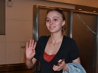 Neupravenú a unavenú Lily-Rose Depp nafotili paparazzi na letisku. 