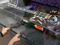 Gitara Jerryho Garciu sa vydražila za 1,9 milióna dolárov.