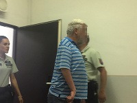 Muž sexuálne zneužívať chlapcov vo veku 9 a 14 rokov. Muž sexuálne zneužívať chlapcov vo veku 9 a 14 rokov.