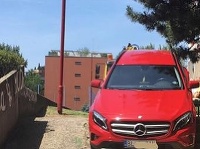 Vodičovi červeného mercedesu pokus nevyšiel Vodičovi červeného mercedesu pokus nevyšiel