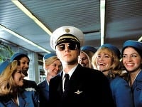 DiCaprio si užíval decembrovú plavbu Karibikom, keď zachytil vo vysielačke mayday.