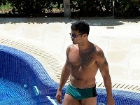 Ricky Martin vyzerá v plavkách naozaj skvele. 
