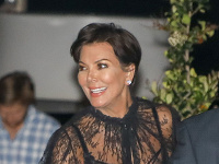 Kris Jenner si aj ako 61-ročná pokojne oblečie takýto priesvitný top. 
