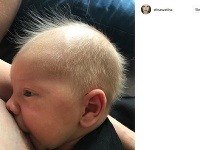 Slovenská herečka Vlastina Svátková zverejnila na internete záber, na ktorom dojčí svojho mesačného syna Matyáša.