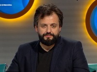 Marián Čekovský si nechal narásť vlasy i bradu.