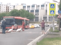Vodiči so zaujatím sledovali, čo sa odohráva pred ich očami. Vodiči so zaujatím sledovali, čo sa odohráva pred ich očami.