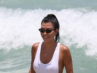 Biele plavky odhalili bradavky známej Kardashianky. Elastická látka zvýraznila aj jej intímne partie. 