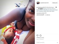 Paula Simoes zverejnila selfie záber, kde jej syn chytá prsia. K fotke napísala, že má rád veľké prsia.