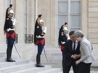 Emmanuel Macron a Theresa Mayová