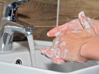 Pravidelné a dôkladné umývanie rúk je základným hygienickým  návykom. 