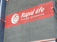 V sídle košickej poisťovne Rapid Life boli policajti, pred bankou stálo obrnené vozidlo Národnej banky Slovenska, do ktorého odniesli všetky dokumenty poisťovne Rapid Life