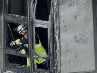Hasiči prehľadávajú zhoretý interiér Grenfelskej veže v Londýne po požiari, ktorý usmrtil najmenej 30 ľudí. Hasiči prehľadávajú zhoretý interiér Grenfelskej veže v Londýne po požiari, ktorý usmrtil najmenej 30 ľudí.