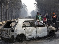 Niekoľko obetí uviazlo kvôli plameňom vo svojich autách.