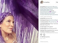 Tori Spelling má momentálne fialové vlasy. 