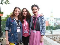 Tehotná Barbara Jagušák Heribanová, Henrieta Mičkovicová a Tamara Šimončíková Heribanová na Pochode proti rakovine prsníka.