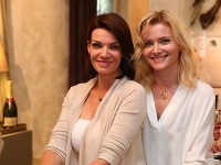 Linda Rezešová (vľavo) počas leta na spoločenskej akcii s kamarátkou Katarínou Jančulou. 