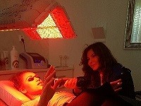 Herečka Natália Puklušová počas svetelnej terapie na Klinike ENVY v Košiciach.