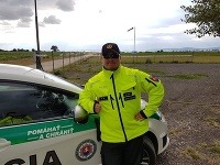 Jeden z policajtov, ktorí pomohli Jeden z policajtov, ktorí pomohli