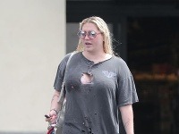 Kesha zavítala do obchodu s mokrými vlasmi a oblečená v tričku, ktoré bolo v katastrofálnom stave. 