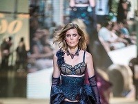 Silvia Šuvadová nedávno predvádzala spodnú bielizeň na českom fashion weeku. 
