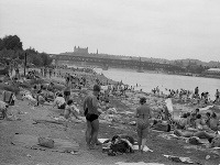 Letné osvieženie? Lido na pobreží Dunaja bolo ideálnym miestom. Letné osvieženie? Lido na pobreží Dunaja bolo ideálnym miestom.