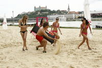 Martina Štrbová na pláži v tíme Pobrežnej hliadky. 