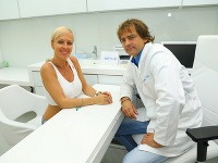 Zuzana Belohorcová s plastickým chirurgom, u ktorého nedávno podstúpila korekciu jaziev po plastike. 
