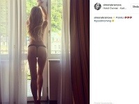 Modelka Simona Krainová si zapózovala hore bez a do objektívu otrčila aj takmer nahý zadok.