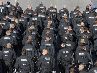 Na snímke nemeckí policajti prichádzajú na demonštráciu odporcov summitu zástupcov skupiny G20, ktorá združuje najvýznamnejšie vyspelé a rozvojové krajiny sveta v nemeckom Hamburgu vo štvrtok 6. júla 2017.