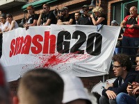 Demonštranti protestujúci proti schôdzke zástupcov skupiny G20