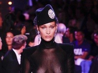 Bella Hadid na módnej šou ukázala prsia. 