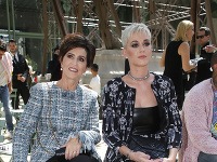 Katy Perry zavítala na módnu šou s mamou Mary. 