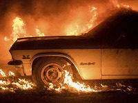 Rýchlo sa šíriace požiare na úpätí pohoria Sierra Nevada v americkom štáte Kalifornia zničili najmenej desať stavieb vrátane rodinných domov a viacero ľudí pri nich utrpelo ľahké zranenia.
