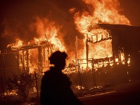 Rýchlo sa šíriace požiare na úpätí pohoria Sierra Nevada v americkom štáte Kalifornia zničili najmenej desať stavieb vrátane rodinných domov a viacero ľudí pri nich utrpelo ľahké zranenia.
