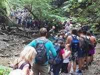 Turisti čakali na rebríky v Suchej Belej takmer hodinu. Turisti čakali na rebríky v Suchej Belej takmer hodinu.