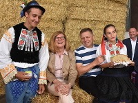 Robert Fico počas tradičného žatevného výjazdu v Drahovciach