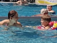 Dorota Nvotová so synčekom v bazéne.