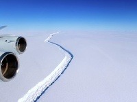 Pohľad na ľadovec z lietadla