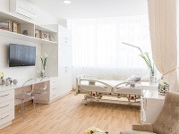 Krásne a útulne vybavená izba pre klientov bratislavskej Kliniky ENVY.