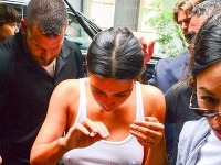 Kim Kardashian zaujala aj outfitom, ktorý obliekla na návštevu lekára. Ktovie, či sa pri pohľade na ňu dokázal sústrediť. 