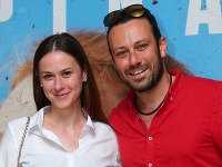 Anna Rakovská s priateľom Robom Jakabom na premiére filmu Špina.