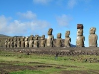 Kamenné sochy známe ako moai