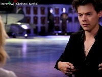 Harry Styles pred kamerami ukázal, kde sú ostatné dve bradavky umiestnené.