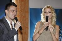 Adela Banášová a Leoš Mareš absolvovali ako dvojica svoju moderátorskú premiéru. Pri tejto príležitosti sa stal menší trapas. Obaja si zašpinili ústa od mikrofónov.