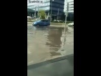 Viaceré ulice v Bratislave zaplavila včera voda