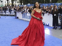 Rihanna na slávnostnom koberci rozhodne zaujala.