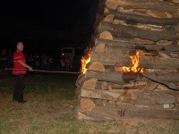 Marian Kotleba počas zapaľovania vatry v obci Hontianske Moravce