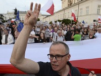 Protestujúci vo Varšave proti reforme súdnictva Protestujúci vo Varšave proti reforme súdnictva