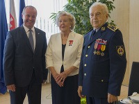 Minister obrany SR Peter Gajdoš (vľavo) prijal na Ministerstve obrany SR veterána západného odboja brig. gen. Milana Píku (vpravo) pri príležitosti jeho 95. narodenín a pani Ailsu Domanovú (uprostred) , ktorá v máji oslávila 90. narodeniny. Minister obrany SR Peter Gajdoš (vľavo) prijal na Ministerstve obrany SR veterána západného odboja brig. gen. Milana Píku (vpravo) pri príležitosti jeho 95. narodenín a pani Ailsu Domanovú (uprostred) , ktorá v máji oslávila 90. narodeniny.